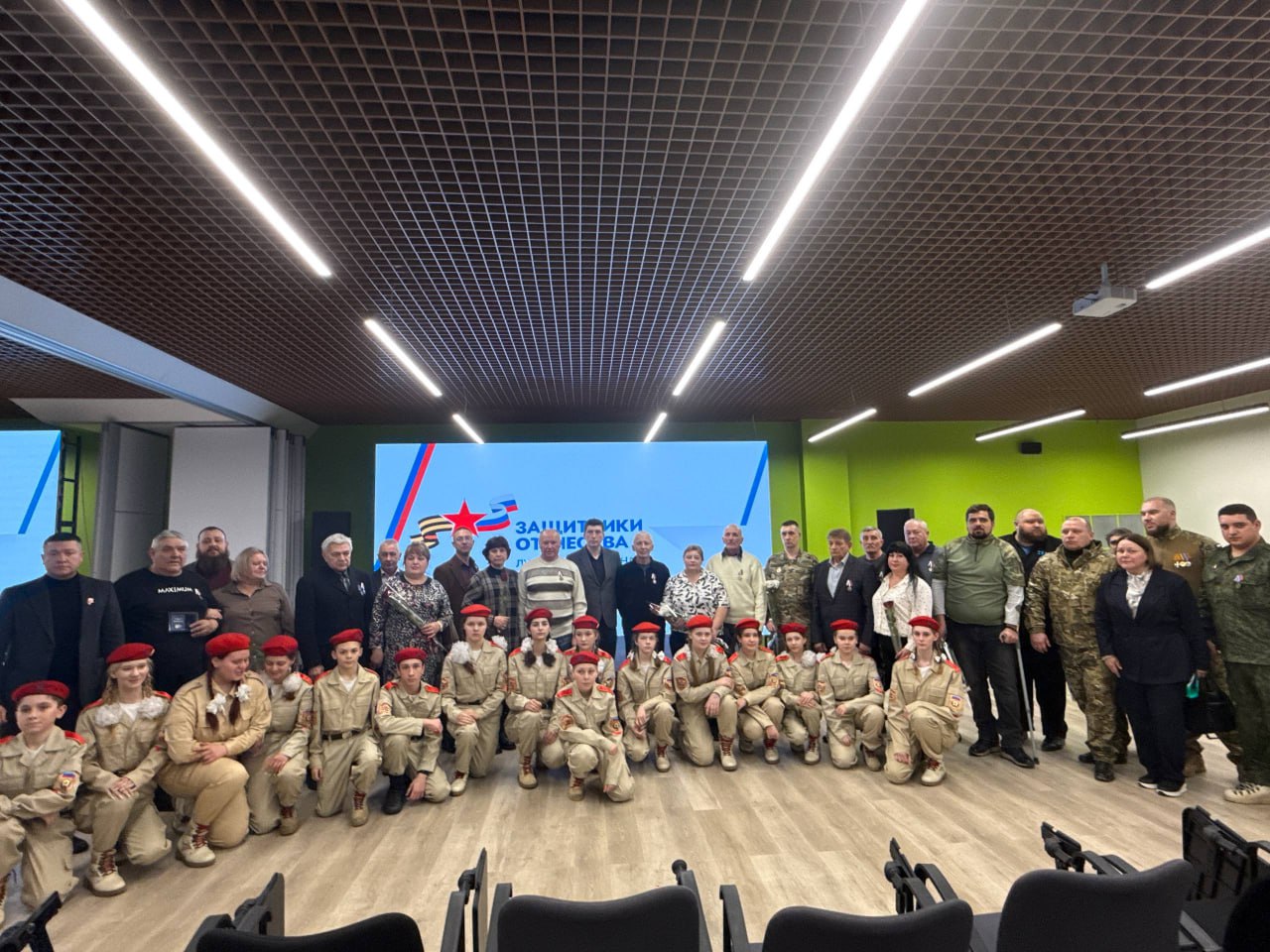 В Луганске состоялась церемония вручения общественных медалей «Отец солдата»