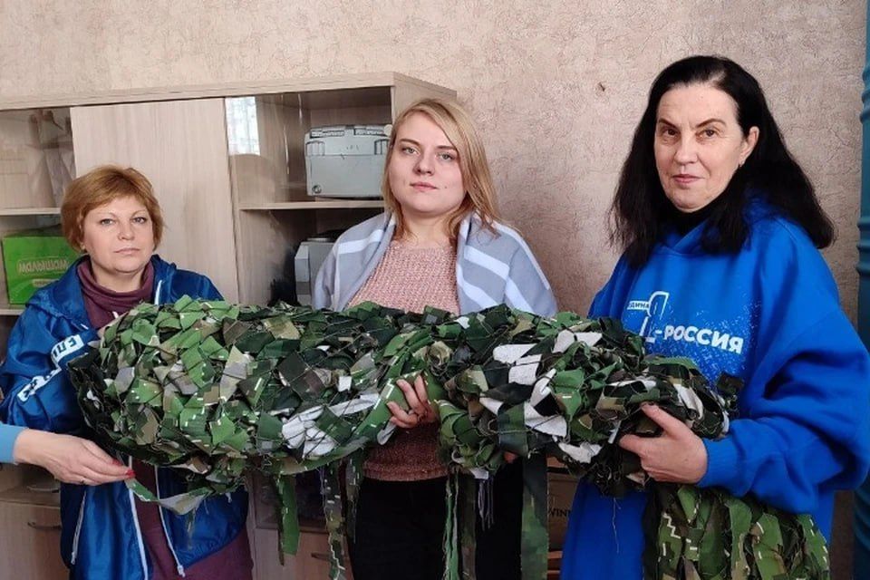 «Zа Победу»: Матери и дети плетут сети для защитников ЛНР