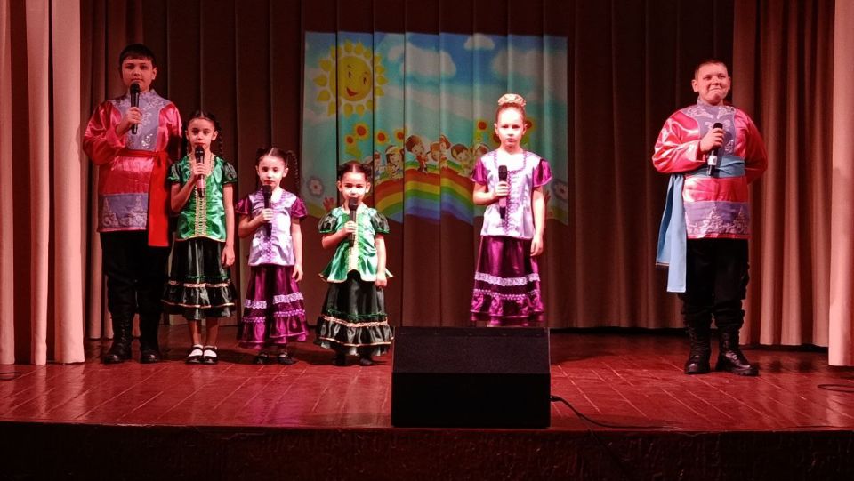 Ко дню освобождения Ворошиловграда и города Александровска пошел праздничный концерт