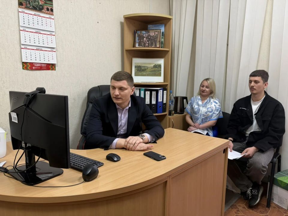 Первый заместитель министра культуры ЛНР Максим Кучарский и председатель регионального отделения Движения Первых Руял Алиев провели совещание по развитию сети первичных отделений в учреждениях культуры