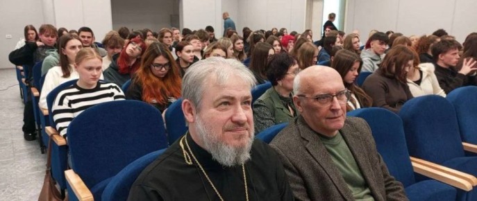 Свыше ста студентов, преподавателей, представителей духовенства и творческой интеллигенции Луганска пришли в молодежный центр «Современник» Далевского университета на творческую встречу с делегацией Издательского совета...