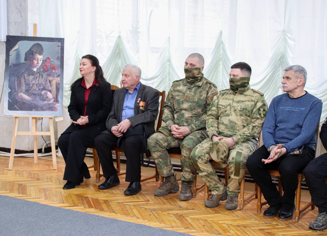 В галерее искусств Луганского художественного музея начала работу масштабная экспозиция «Образ защитника Отечества»