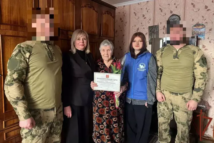 Росгвардейцы навестили труженицу тыла в ЛНР