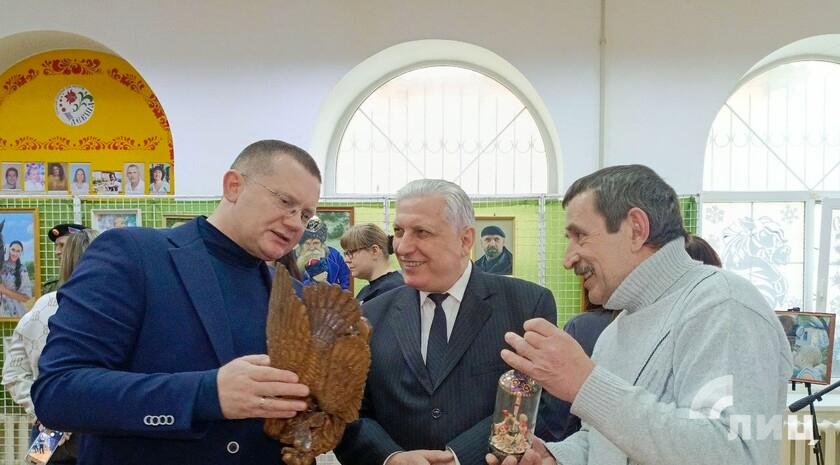 Мастер декоративно-прикладного искусства Юрий Дубик и художник Сергей Петровский представили персональную выставку «Во славу твою, Отечество» в Луганске