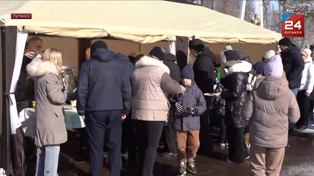 Блины на любой вкус, самовары с горячим чаем и большой хоровод