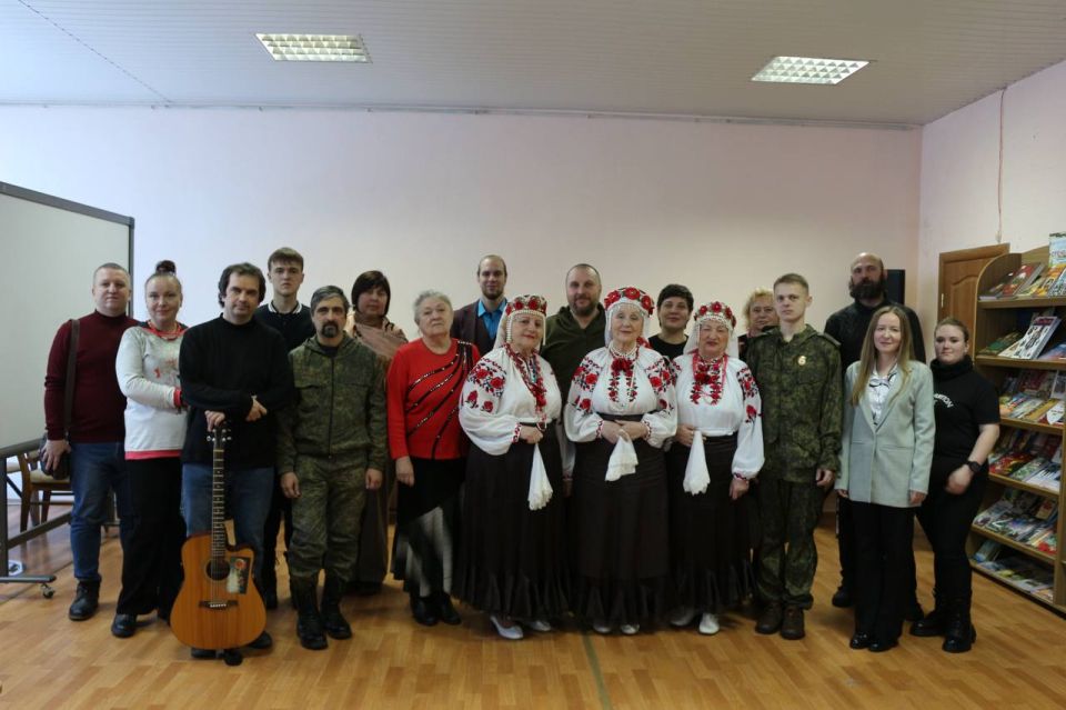 На страже Отечества»: в Луганской молодежной библиотеке стихами и песнями поздравили защитников
