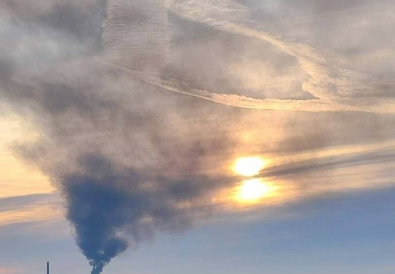 Ночью жители Луганска слышали несколько взрывов — было видно сильное зарево, сейчас наблюдается дым, сообщают местные ТГ-каналы