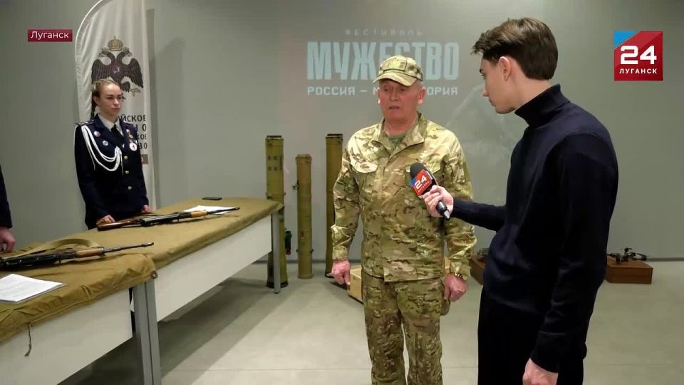 Знать своих защитников: тематическую выставку «Знание. Герои» открыли в Луганском Доме молодежи