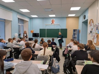 20 февраля 2026 года в рамках программы по подготовке кадрового резерва представитель станции Луганск Луганского филиала ФГУП «ЖДН» провел профориентационную встречу с учащимися 9–11 классов Антрацитовской школы-лицея № 1