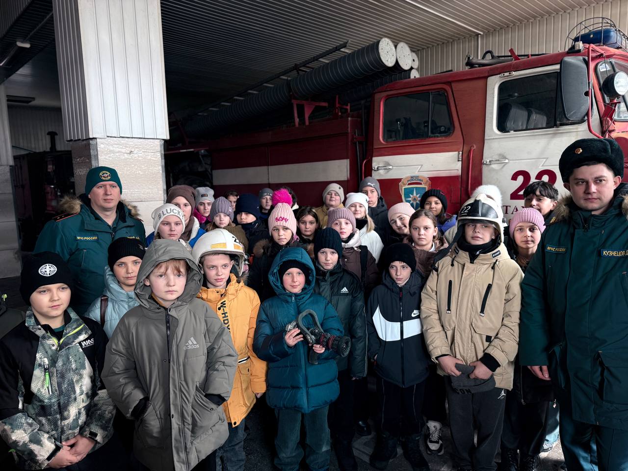 Сотрудники Стахановского городского пожарного подразделения МЧС Луганской Народной Республики организовали увлекательную экскурсию для учеников 56-х классов средней школы № 2