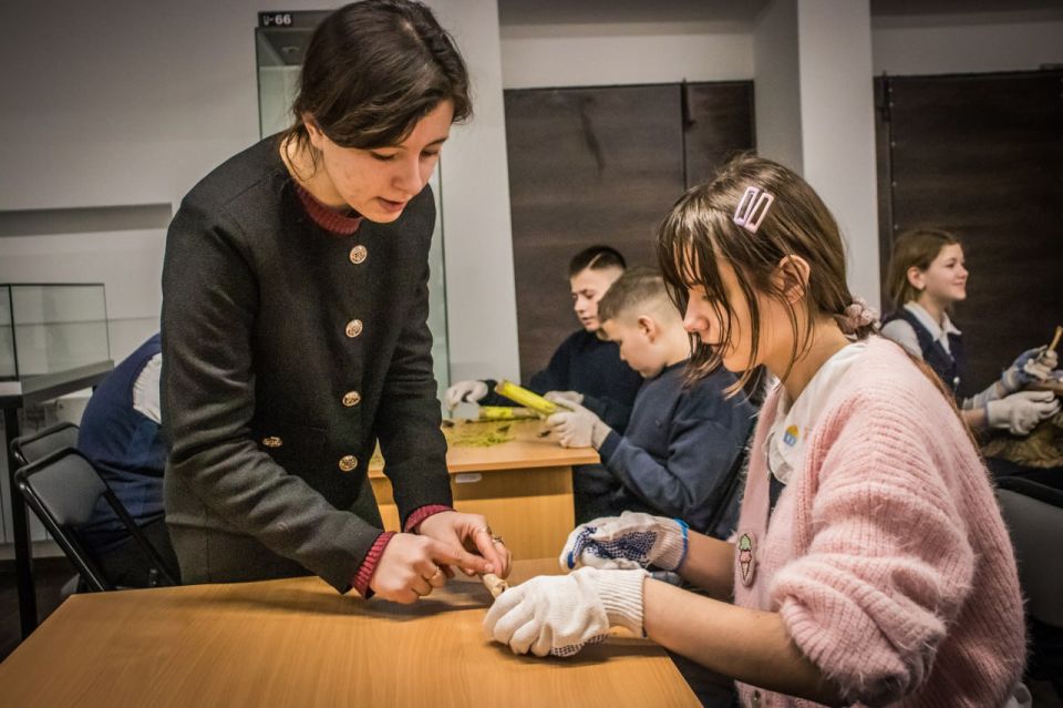 ЮНЫЕ АРХЕОЛОГИ ПОГРУЗИЛИСЬ В КАМЕННЫЙ ВЕК