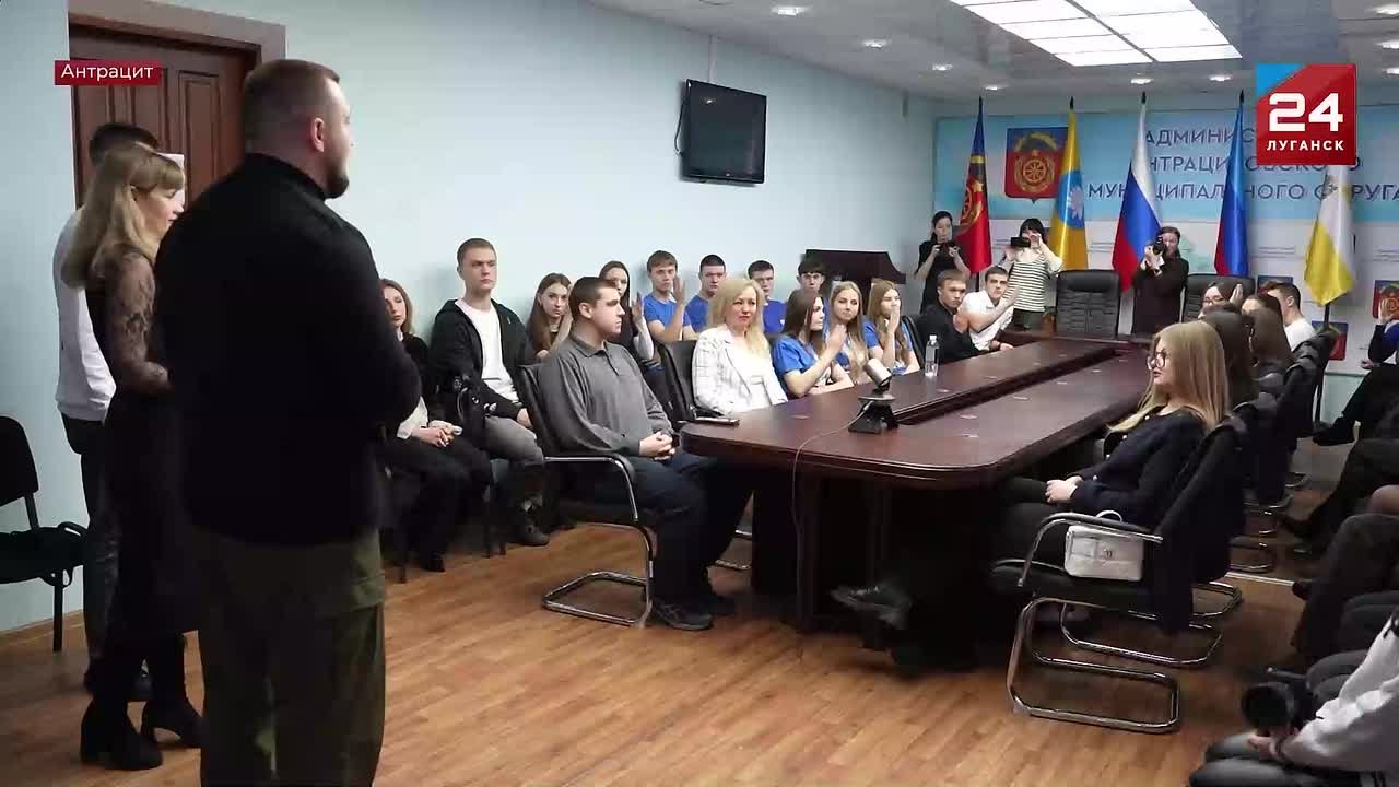 Живой диалог и планы на будущее: молодёжь Антрацита встретилась с представителями Минмола ЛНР