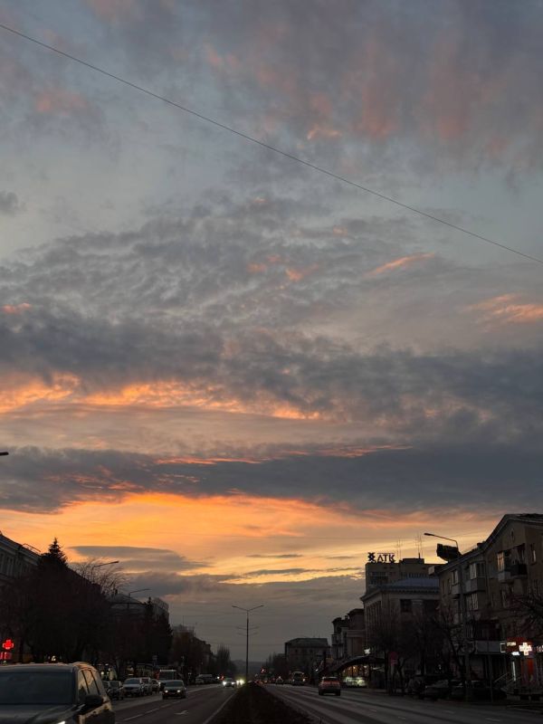 Небо над Луганском вчера. Так и не скажешь, что сейчас февраль! Чувствуете уже приближение весны?