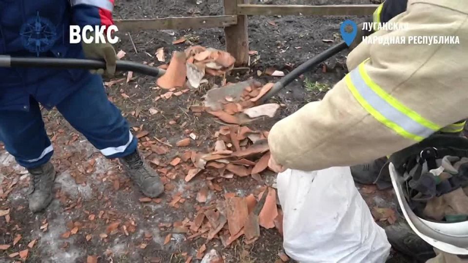 Добровольцы Луганского РО ВСКС продолжают оказывать помощь жителям пгт Центральный, пострадавшему в результате атаки врага