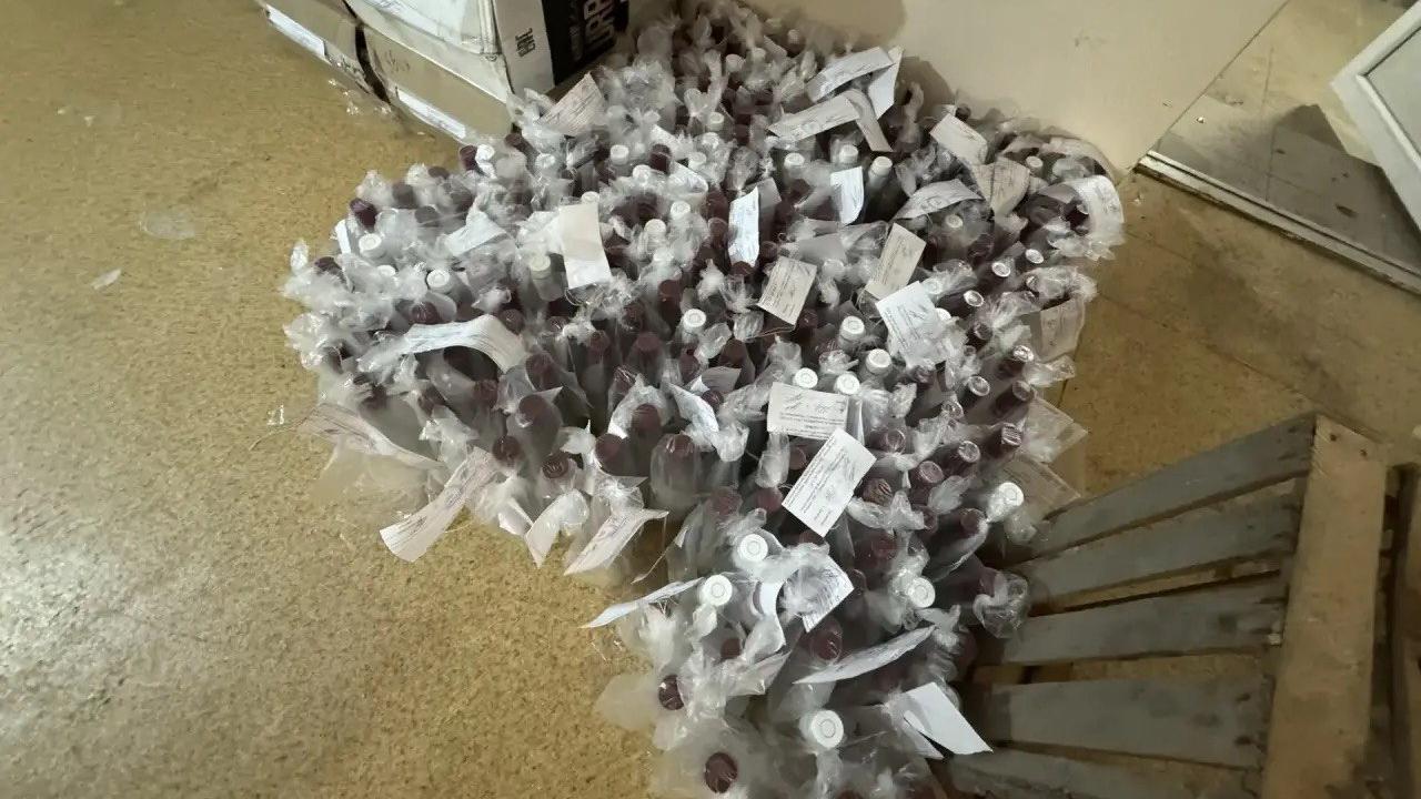 В Северодонецке полицейские изъяли порядка 20 тысяч полулитровых бутылок нелегальной водки
