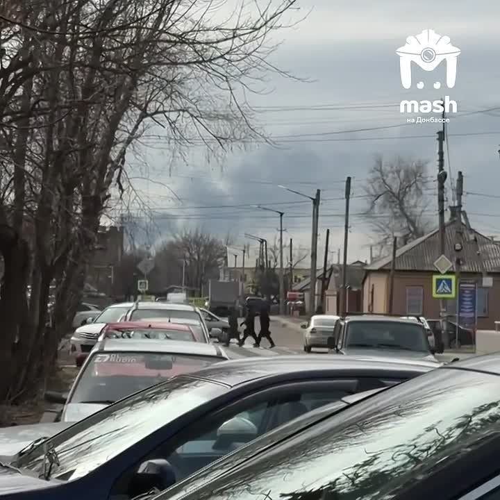 Дым после ночного обстрела Луганска до сих пор не рассеялся