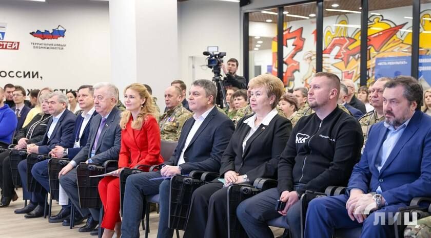 Более тысячи волонтеров «Молодой Гвардии Единой России» работают на территории ЛНР, в том числе помогают в устранении последствий чрезвычайных ситуаций