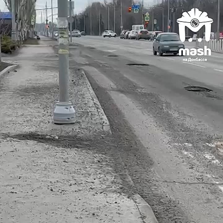 Новенький асфальт исчезает в Луганске после прошедших снегопадов и дождей