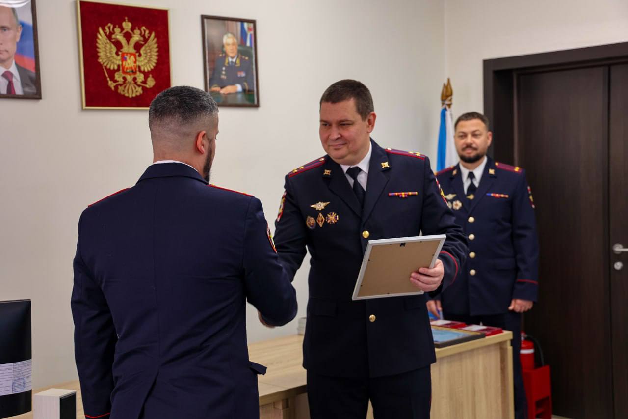 111111 Начальник ЭКЦ МВД по субъекту Сергей Серго вручил коллегам заслуженные награды