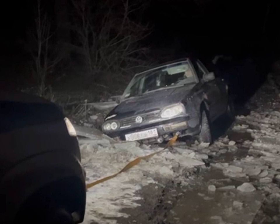 111111 Стахановские автоинспекторы помогли водителю вытащить увязшую в грязи легковушку