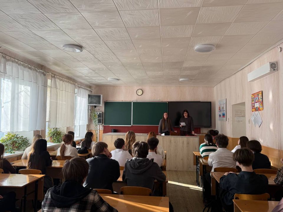 2 марта 2026 года Юлия Изотова и Людмила Сухова, специалисты по управлению персоналом Штеровской дистанции пути ФГУП «ЖДН», провели профориентационную встречу с учащимися 9–11 классов Краснолучской школы № 10 им. А. С....