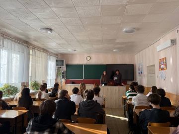 2 марта 2026 года Юлия Изотова и Людмила Сухова, специалисты по управлению персоналом Штеровской дистанции пути ФГУП «ЖДН», провели профориентационную встречу с учащимися 9–11 классов Краснолучской школы № 10 им. А. С....