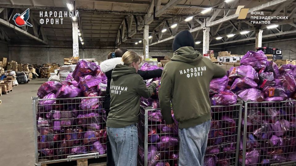 Молодёжка на связи!. Наш актив продолжает свою слаженную работу на складе РИК НФ ЛНР, где мы собираем и сортируем продукты, одежду и другие необходимые вещи