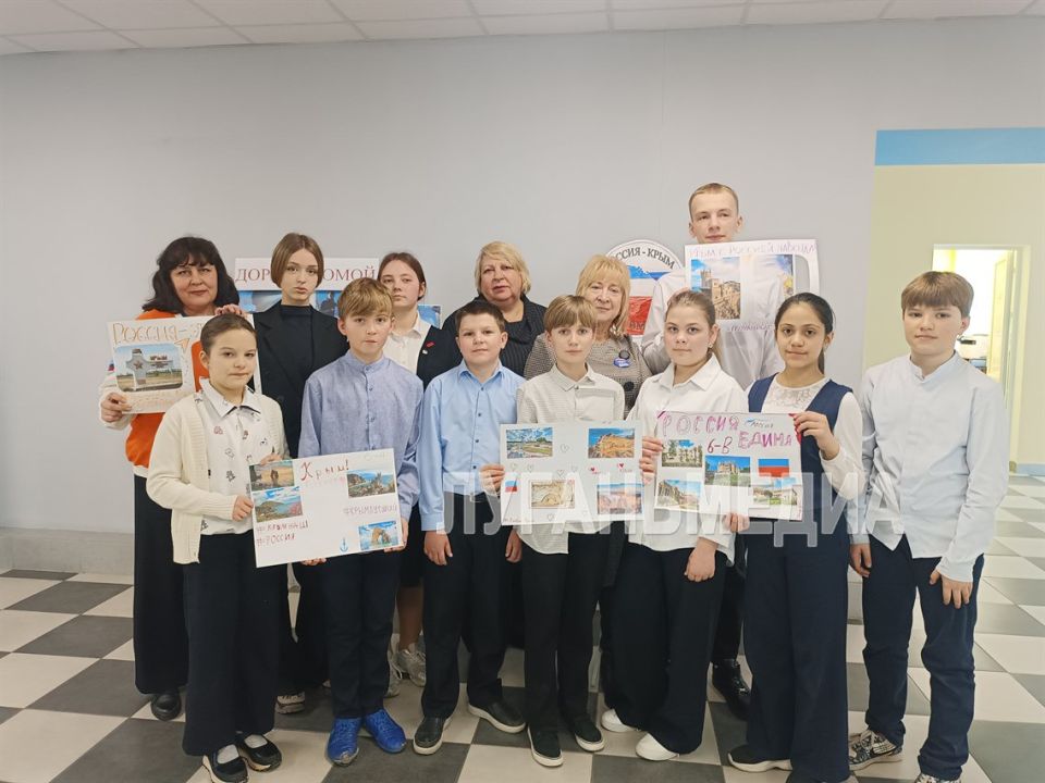 В Станично-Луганской гимназии прошла выставка детских рисунков, посвященная Русской весне