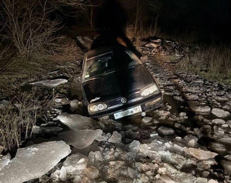 В Стаханове полицейские вытащили автомобиль из грязи