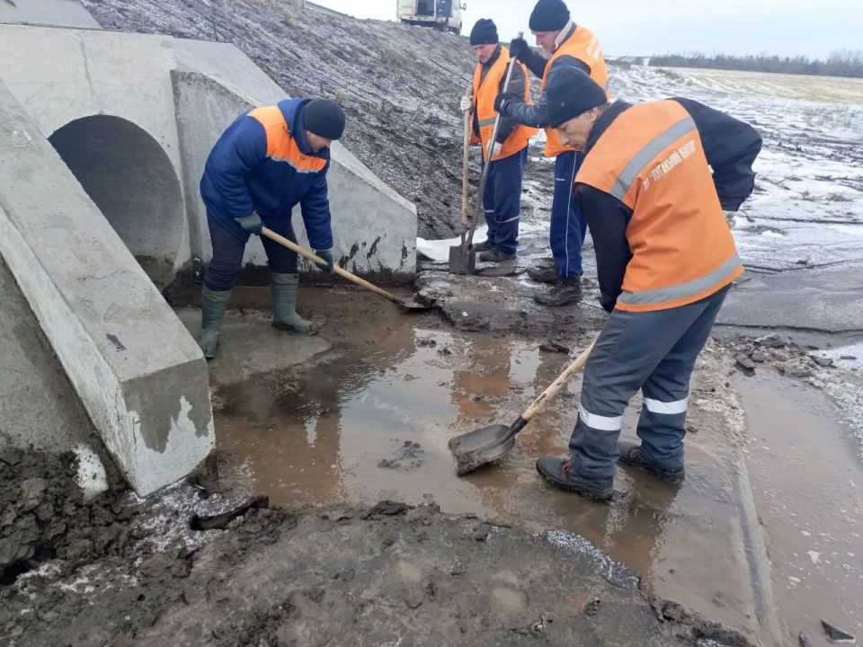 Специалисты Луганского Автодора работают над восстановлением отвода воды