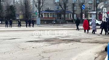 Ямы, трещины, стертая разметка: идеальный асфальт покинул Луганск вместе со снегом