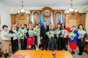 Поздравляем членов Общественной палаты Луганской Народной Республики Тютюнникову Викторию Анатольевну и Неясову Юлию Сергеевну, представительниц регионального отделения Союза женщин России, с заслуженными наградами Главы ЛНР...