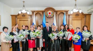 Пасечник накануне 8 Марта вручил награды отличившимся активисткам ЛНР