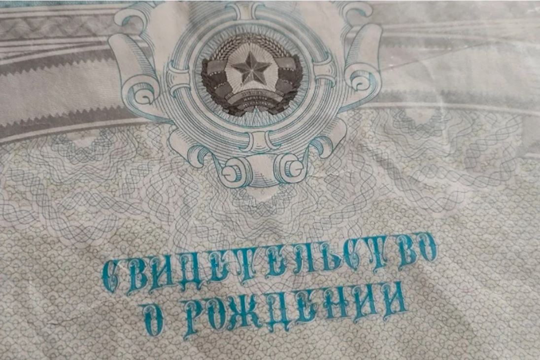 Родители в ЛНР подтверждают гражданство ребенка с помощью красной печати