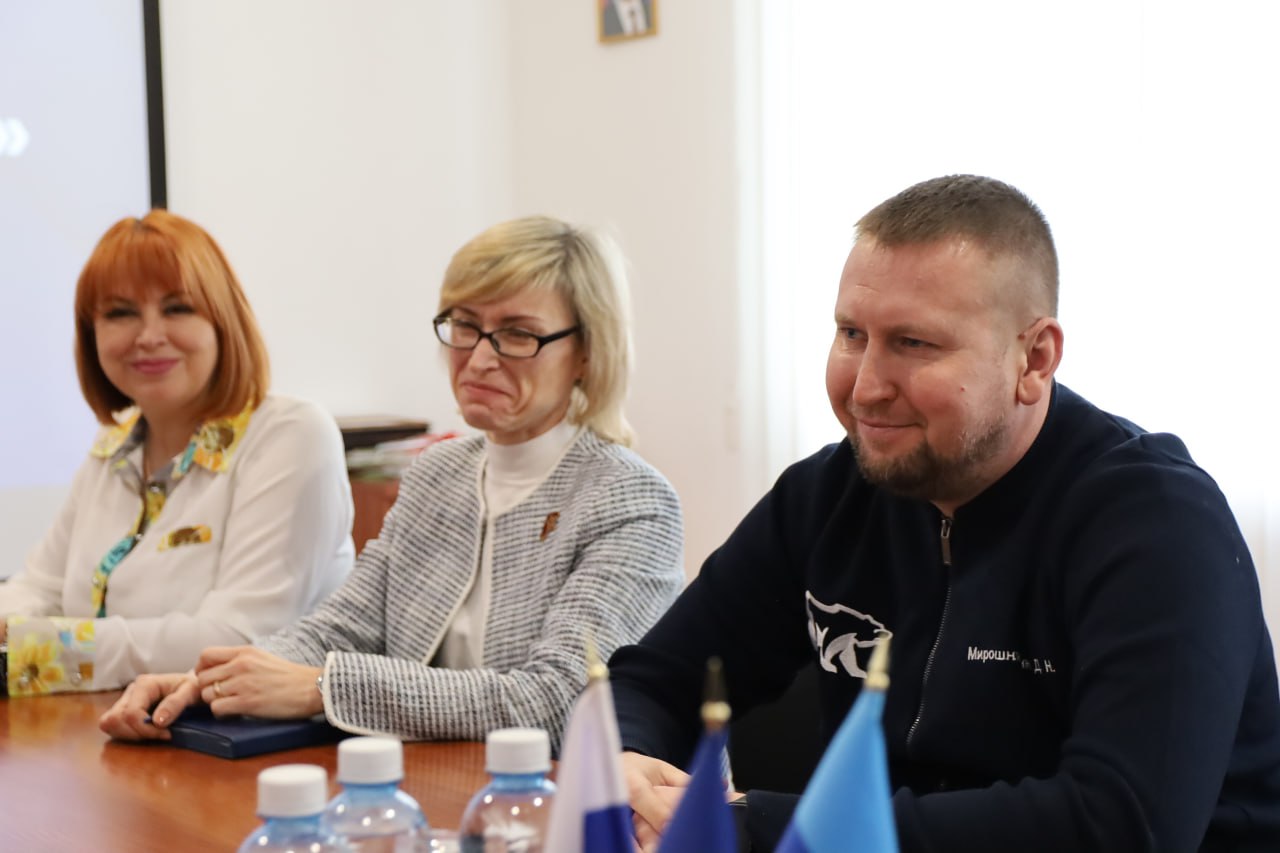 Денис Мирошниченко в преддверии 8 Марта поздравил женщин – руководителей некоммерческих организаций