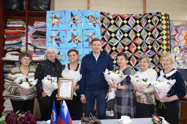 Подарки тем, кто приближает победу: Егор Ковальчук поздравил женщин-волонтеров в Славяносербске