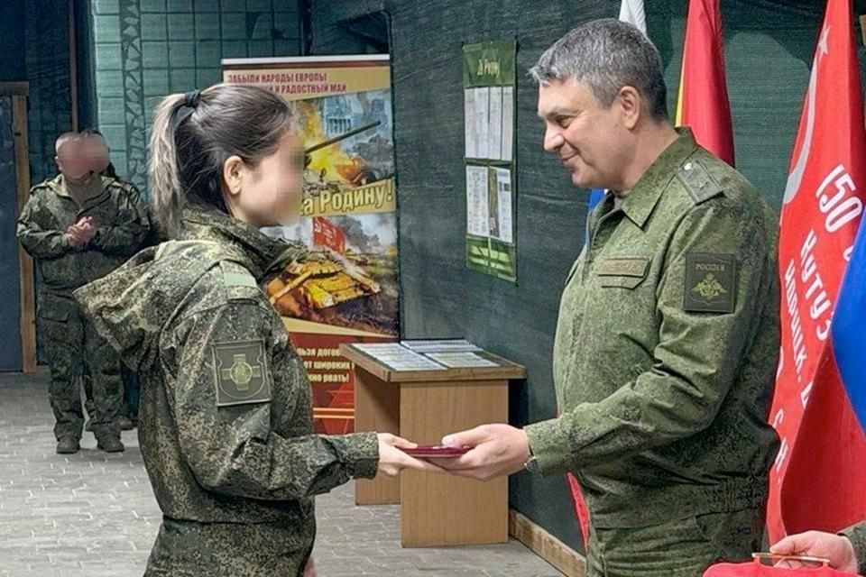 Глава ЛНР вручил награды женщинам-военнослужащим 25-й армии