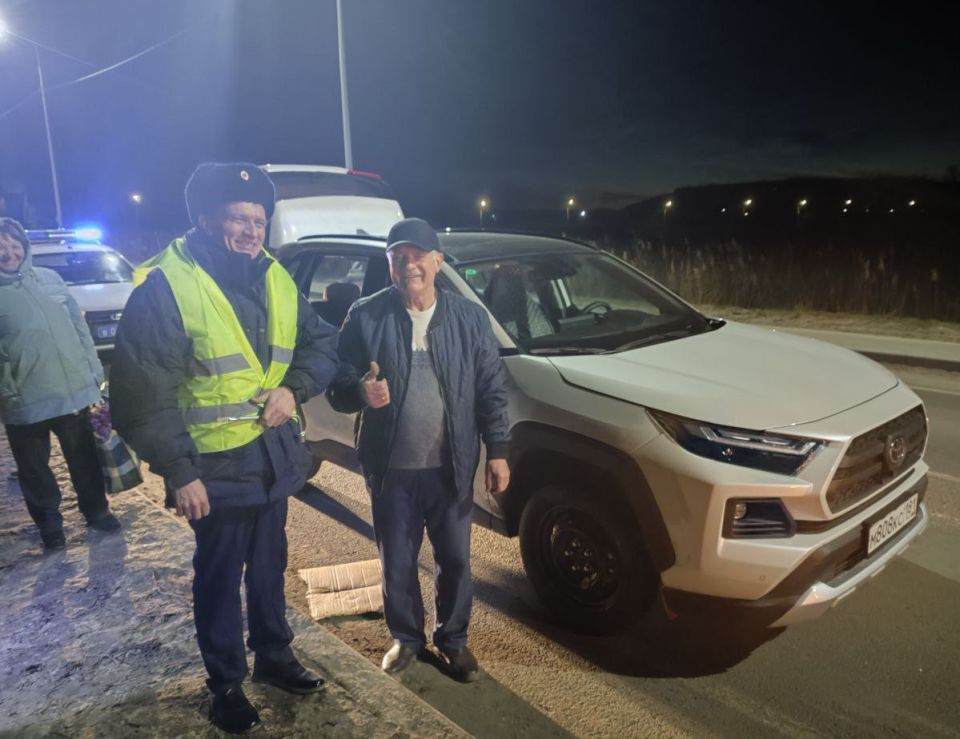 111111 Дорожные полицейские Беловодска помогли мужчине починить авто