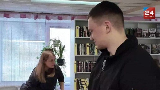 Бокс объединяет: тюменские спортсмены подарили книги Краснодонской библиотеке