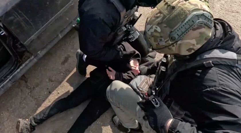 ФСБ задержала жителя Луганска за передачу ВСУ сведений об Армии России