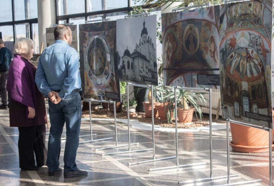 В Луганском цирке открылась выставка уникальных фресок