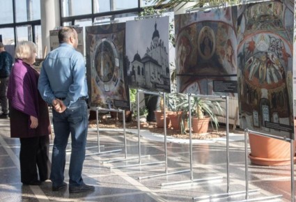 В Луганском цирке открылась выставка уникальных фресок