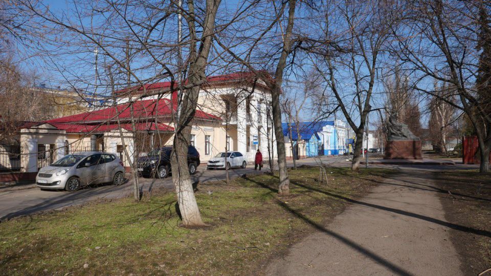 В Луганске начался ремонт аллеи, ведущей к памятнику Владимиру Далю