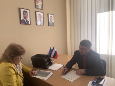 Депутаты Анна Лисицына и Яков Чернышов провели прием луганчан