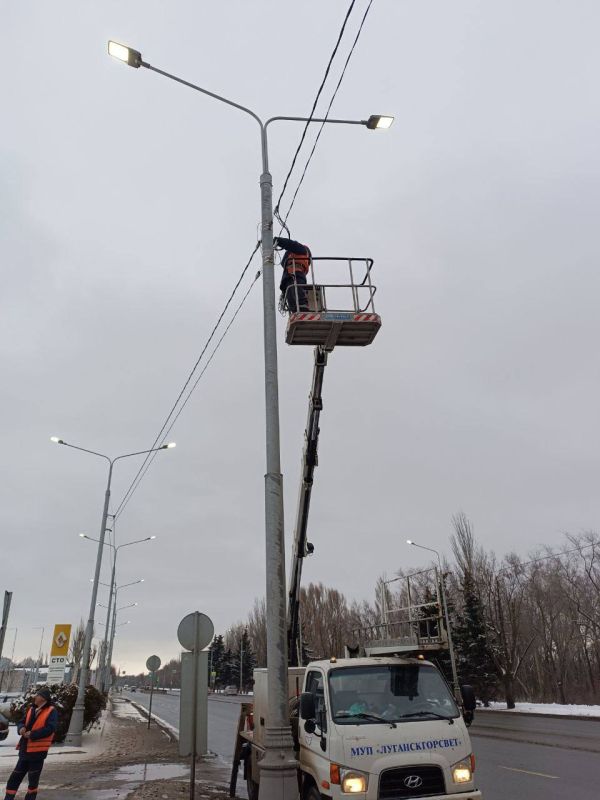 В квартале Пролетариата Донбасса заменили 8 железобетонных опор