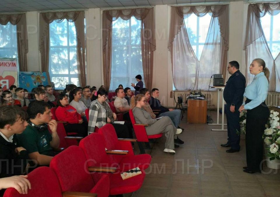 Сотрудники СК провели очередное профилактическое занятие в образовательном учреждении Луганска
