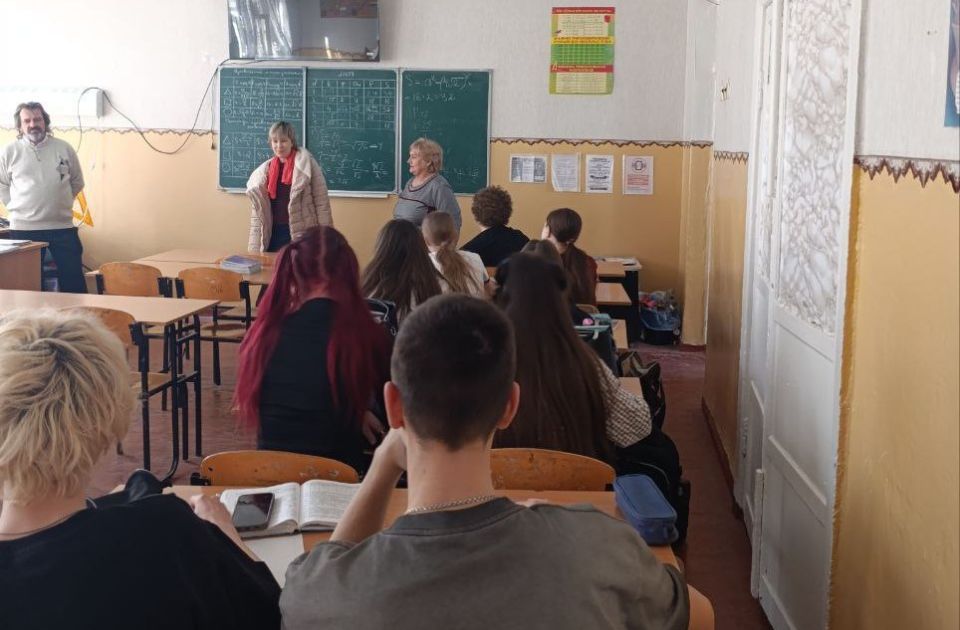 12 марта специалист по управлению персоналом вокзала Луганск Луганского филиала ФГУП «Железные дороги Новороссии» Ирина Белоус провела профориентационную встречу с выпускниками 9-11 классов Луганской средней школы № 37 им....