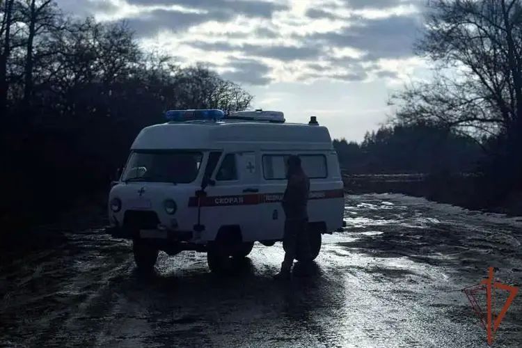 Военнослужащие Росгвардии оказывают адресную помощь жителям ЛНР в условиях весеннего паводка