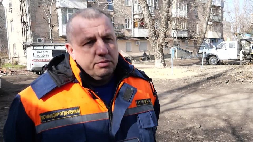 Городская аварийно-спасательная служба систематически проводит обрезку аварийных деревьев