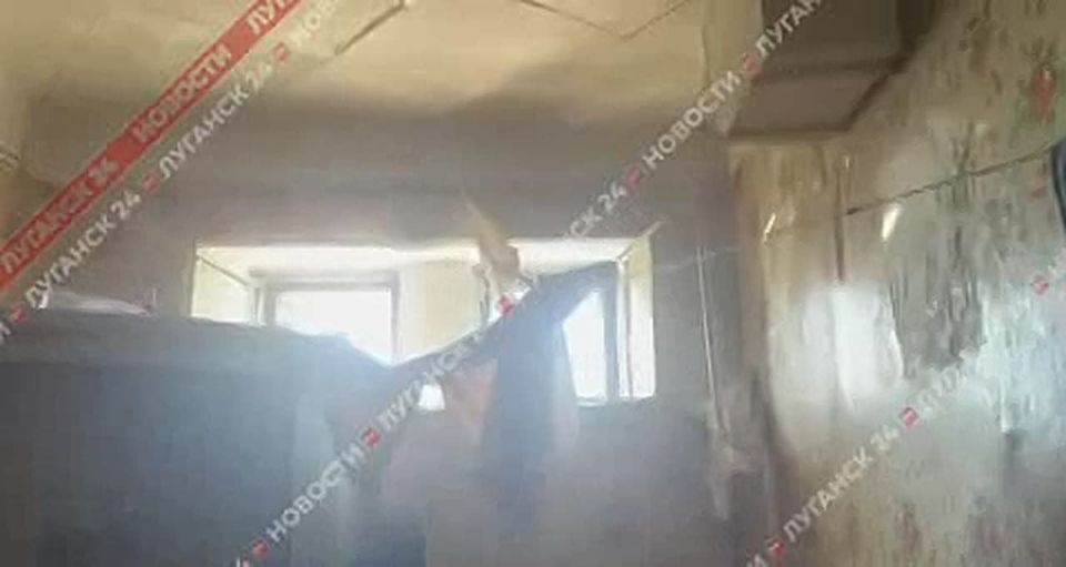 Последствия атаки украинского беспилотника по жилому дому в Перевальске